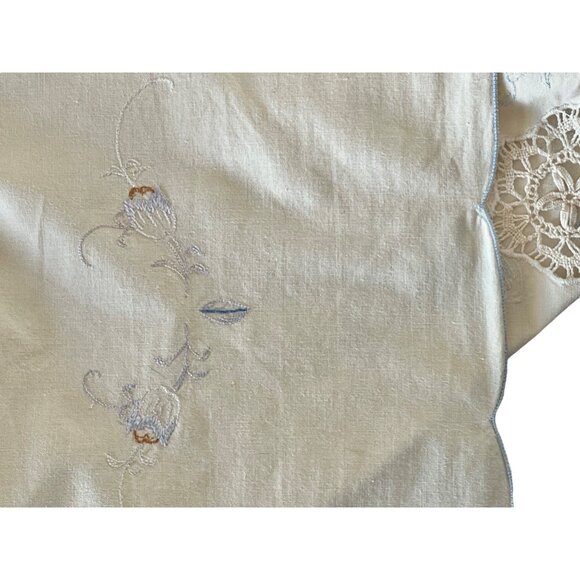 Embroidered Tablecloth With Blue Floral Cutwork Crocheted Inserts Vintage - Picture 9 of 11